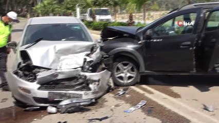 Otomobiller kafa kafaya çarpıştı, bagajdaki yolcu yola böyle fırladı: 8 yaralı