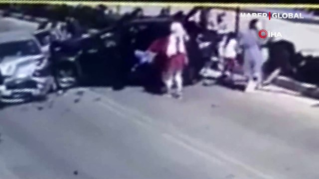 Feci kaza! İki otomobil kafa kafaya çarpıştı, 8 kişi yaralandı, bir kişi bagajdan fırladı