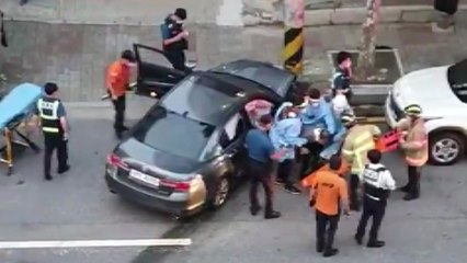 승용차 중앙분리대 넘어 전봇대 충돌...운전자 1명 다쳐 / YTN