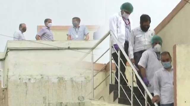 Sushant Singh Rajput's Sister and CBI along with Sidharth and Neeraj Reaced SSR House| FilmiBeat