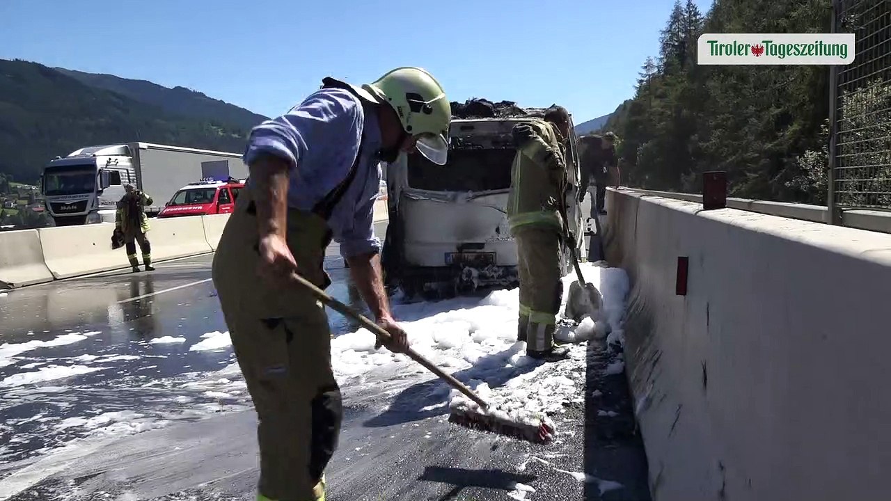 Urlauber-Kleinbus brannte auf Brennerautobahn komplett aus
