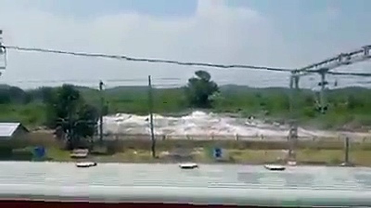ठेकेदार की लापरवाही, चट्टान तोड़ने के लिए रेलवे...