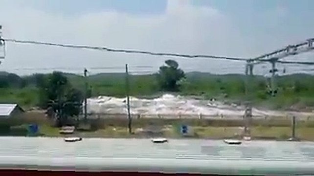 ठेकेदार की लापरवाही, चट्टान तोड़ने के लिए रेलवे ट्रैक पर कर दिया विस्फोट, वीडियो वायरल