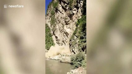 Massive landslide disrupts traffic on highway in northern India