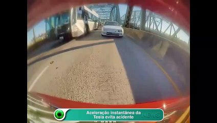 Aceleração instantânea da Tesla evita acidente