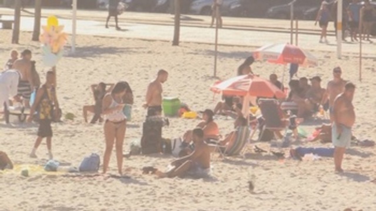 Pandemia desacelera en Brasil, pero las playas se llenan y las escuelas siguen cerradas