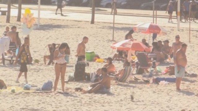 Pandemia desacelera en Brasil, pero las playas se llenan y las escuelas siguen cerradas