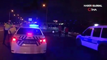 TEM'de yolun karşısına geçmeye çalışan 2 kişiye otomobil çarptı