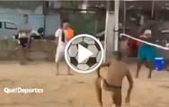 Bestial punto de fútbol-vóley tenis elevando los pies a más de 2.5 metros de altura