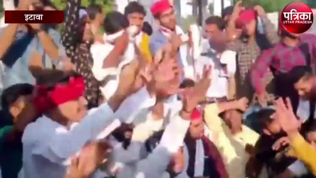 बेरोजगारी के मुद्दे पर सपाइयों ने ताली ओर थाली बजाकर किया प्रदर्शन