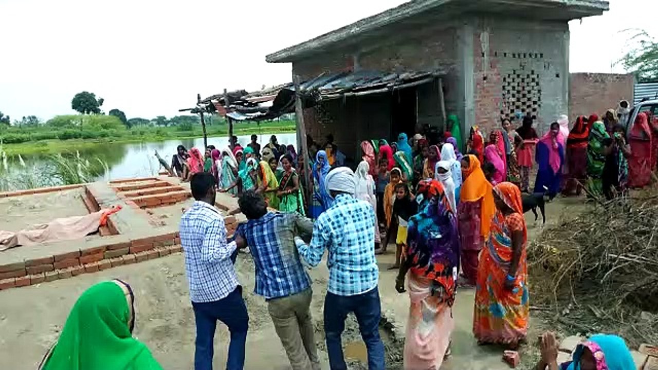 घर से उठाकर जिंदा जलाया, अधजली लाश छोड़कर भागे हत्यारे