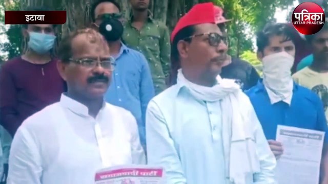 लखनऊ में सपाइयो पर लाठीचार्ज के विरोध में, सपा कार्यकर्ताओं ने इटावा में दिया ज्ञापन