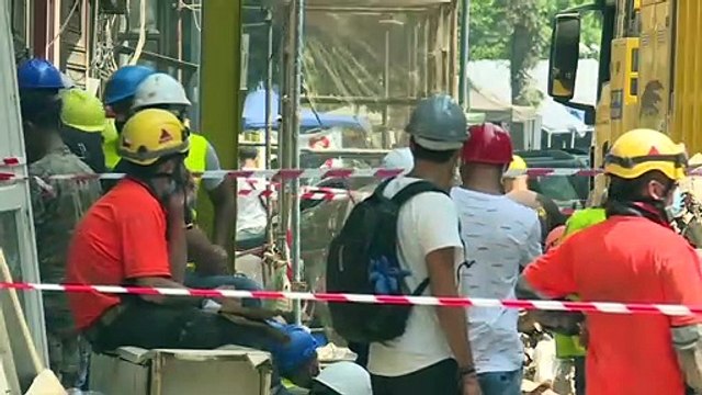 عمال إنقاذ يواصلون البحث عن ناج محتمل تحت مبنى دمره انفجار بيروت