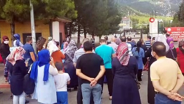 Karabük’te bursluluk sınavına giren çocukların velileri koronavirüsü hiçe saydı