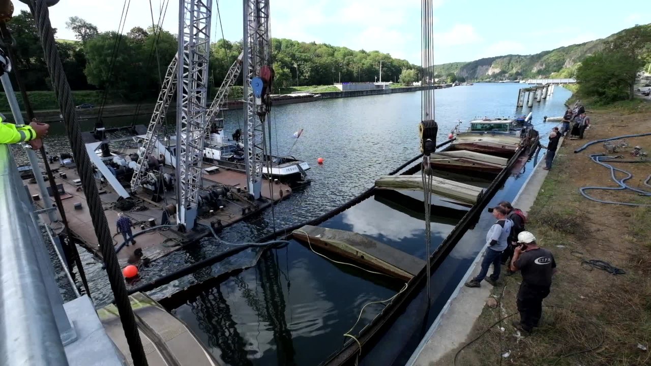 Marche les dames : grâce à l'aide d'une grue de 500 tonnes, la péniche " Nassau" a pu être renflouée.