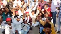 छात्र सभा के कार्यकर्ताओं ने थाली और ताली बजाकर किया विरोध प्रदर्शन