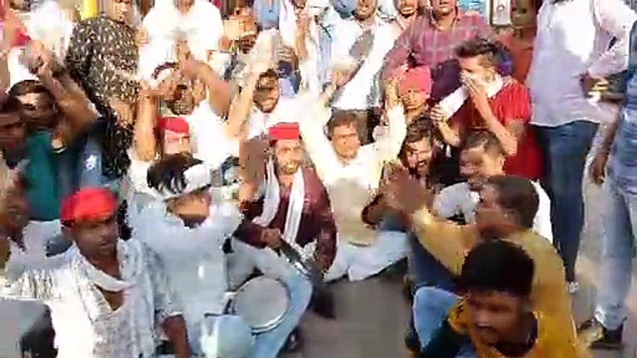 छात्र सभा के कार्यकर्ताओं ने थाली और ताली बजाकर किया विरोध प्रदर्शन