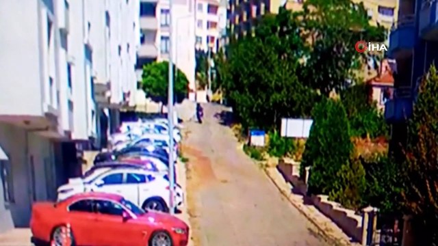 Gündüz vakti pes dedirten hırsızlık kamerada...Motosikleti böyle çaldılar