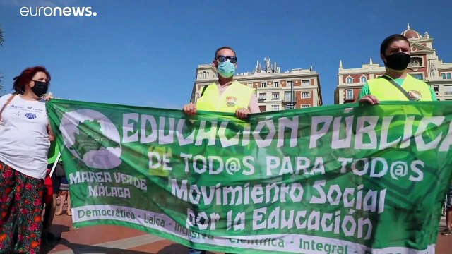 España inicia una polémica vuelta a las aulas entre protestas de padres y profesores