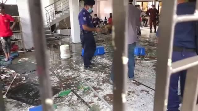 Una explosión de gas en una mezquita de Bangladés causa la muerte de al menos 16 personas