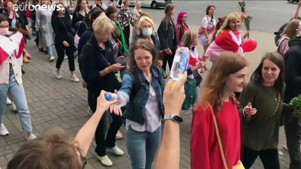 Tải video: Centenas de mulheres protestaram em Minsk contra Lukashenko