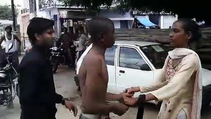 बहराइच की मर्दानी का रौद्र रूप, मनचले को दौड़ा कर की पिटाई