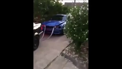 Façon incroyable pour redresser le capot de cette voiture cabossée