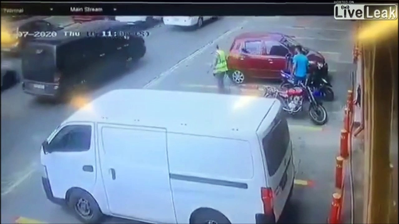 Un homme très chanceux échappe de peu à une voiture folle