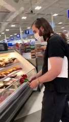 Rinden homenaje, con flores, a filetes de carne