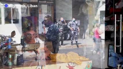 Dans les rues sinistrées de Beyrouth, la vie balbutie un mois après l'explosion