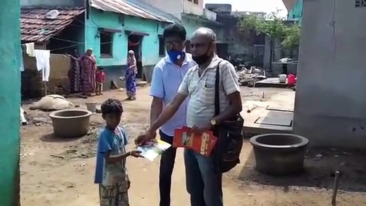 টিচার্স ডে: বাড়ি বাড়ি গিয়ে পড়ুয়াদের খোঁজ! বিরল শিক্ষক