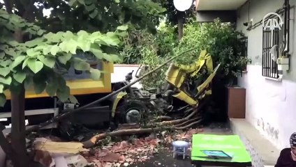 Kabini düşen çöp kamyonu evin bahçesine girdi
