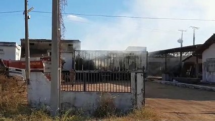 Caminhão de carga pega fogo e provoca susto e correria na cidade de São João do Rio do Peixe