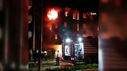 Bayındır'da 5 katlı bir apartman alev alev yanıyor