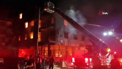 İzmir’de yangın dehşeti: 4 katlı bina alev alev yandı, anne ve bebeği kurtarıldı