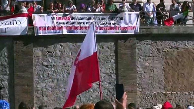 Un millar de personas se manifiestan en Roma contra las mascarillas y las vacunas