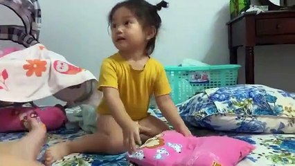 Download Video: con gái Lê Dương Bảo Lâm chăm sóc em nhỏ