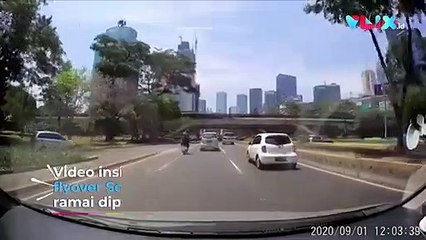 Motor Nekat, Kabur dari Polisi Malah Ditabrak Taksi