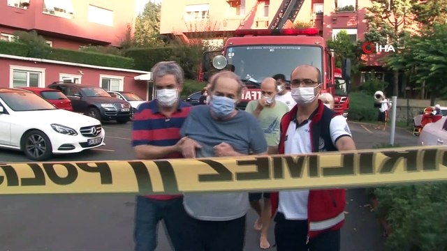 Levent'te bir apartmanın trafosunda yangın çıktı. Yangın nedeniyle binada mahsur kalan vatandaşlar itfaiye ekipleri tarafından tahliye ediliyor