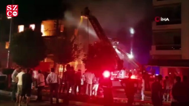 İzmir’de yangın dehşeti: 4 katlı bina alev alev yandı, anne ve bebeği kurtarıldı