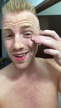 Pour protester contre le harcèlement sur les réseaux sociaux, l'acteur de Walking Dead, Daniel Newman se déshabille sans trucage ni effets spéciaux