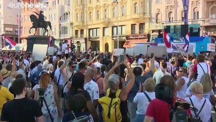"مصابون بغباء كوفيد".. الآلاف يتظاهرون في زغرب ضد إجراءات الحكومة لمكافحة الوباء