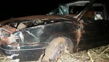 Pneu de veículo estoura e Santana para em plantação, após veículo capotar na BR-467