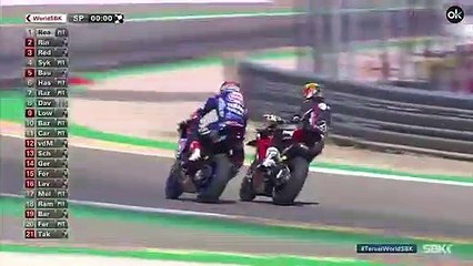 Dos pilotos de superbikes se persiguen a toda velocidad para pegarse