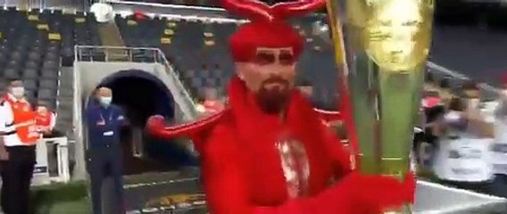 Fenerbahçe’ye kupayı getiren şeytan kostümlü adam gündemde