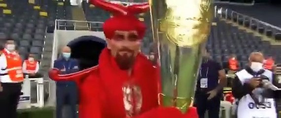 Fenerbahçe’ye kupayı getiren şeytan kostümlü adam gündemde