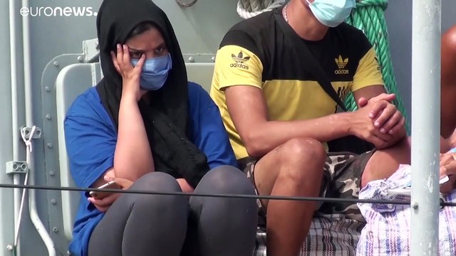 El Gobierno italiano envía dos barcos más para aliviar tensión en el centro de acogida de Lampedusa