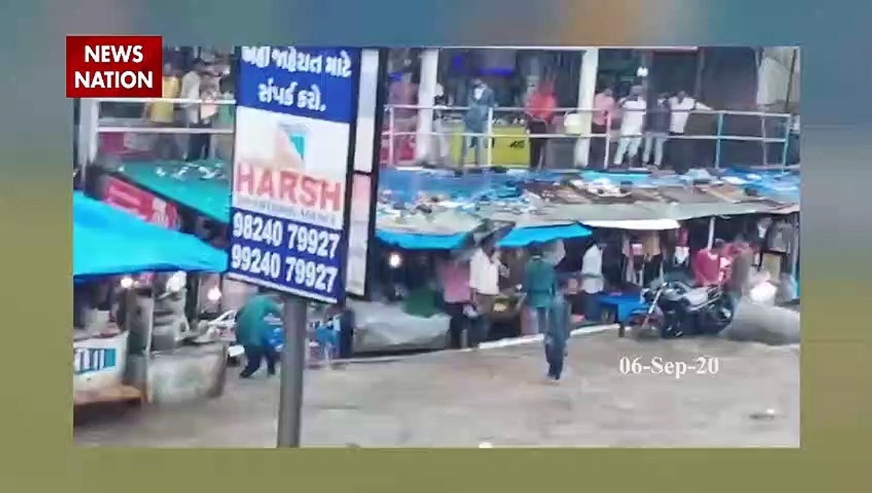 बादल फटने मचा हड़कंप, सैलाब में तिनके की तरह बहने लगा दुपहिया वाहन, देखें दिल को दहलाने वाला Video