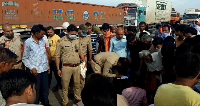 डीसीएम ने ऑटो में मारी टक्कर, चालक की मौत, एक घायल
