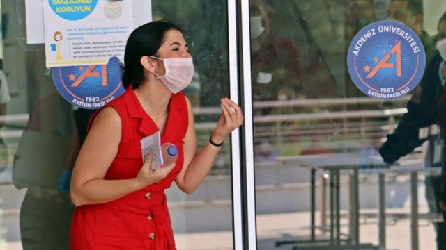 KPSS’ye bir dakika geç kalan genç kızın gözyaşları